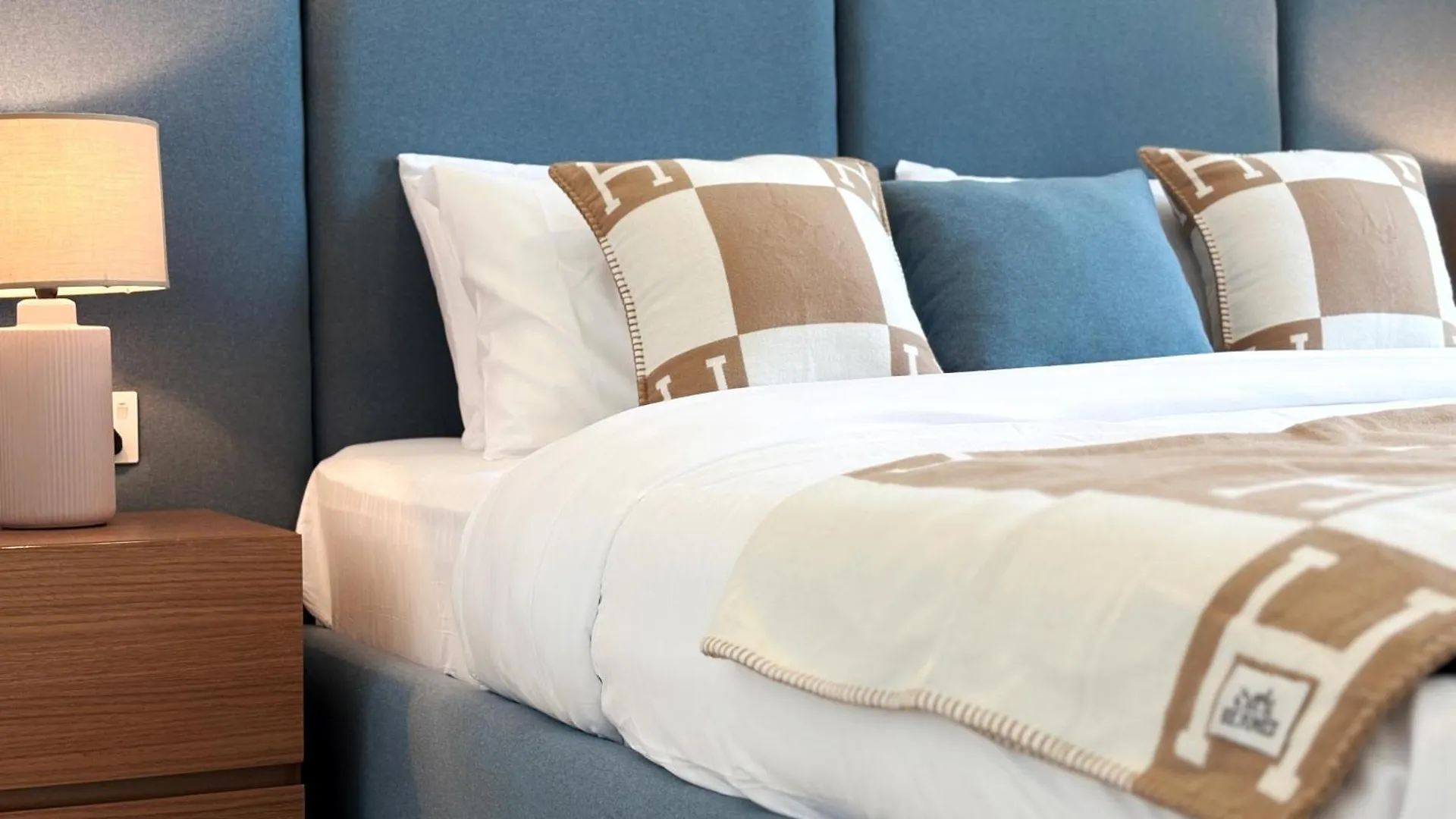 Daire Outsdier Vacation Homes - 1Br In The Heart Of Downtown Sea View Walk To Burj & Dubai Mall Birleşik Arap Emirlikleri