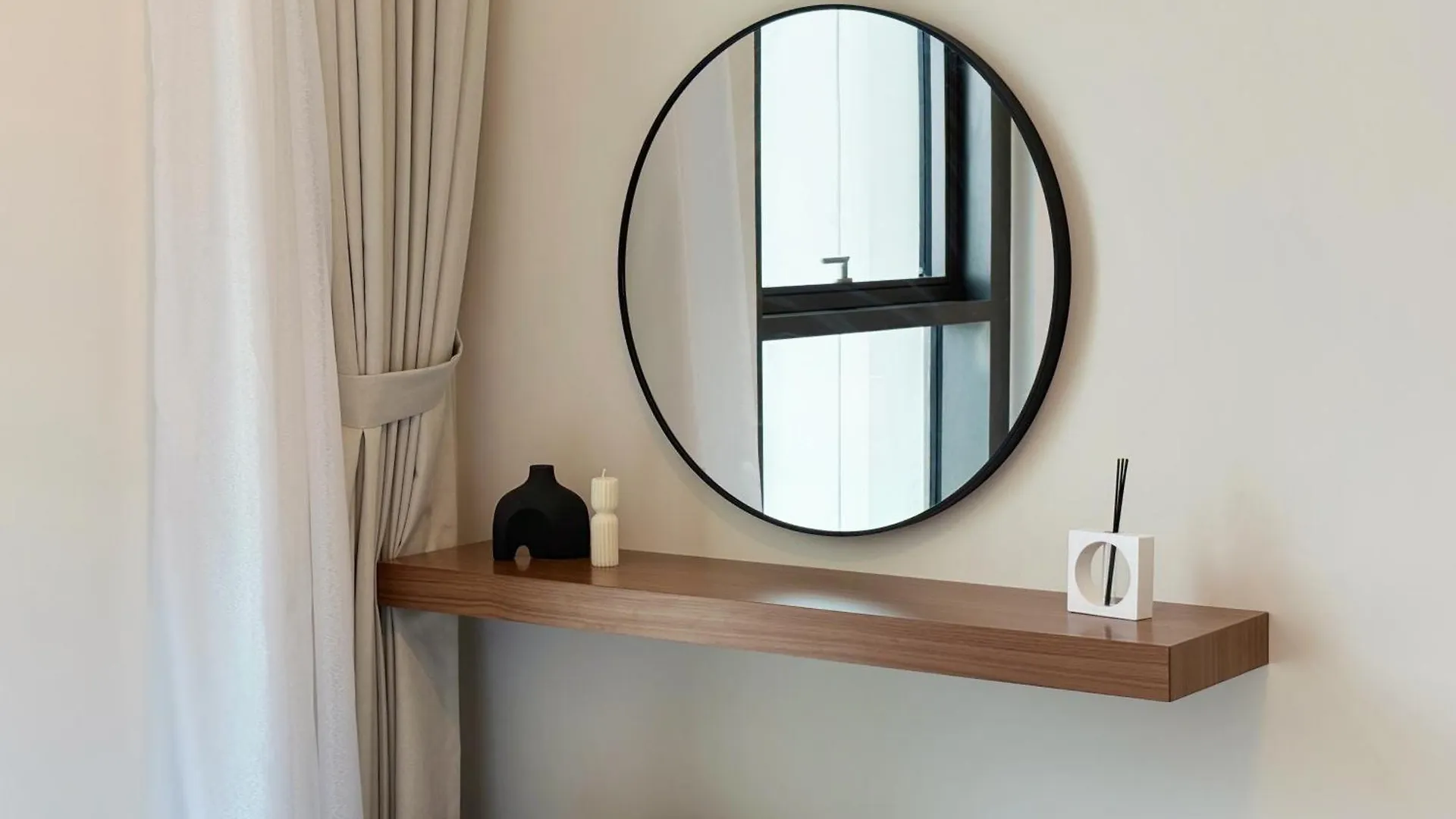 Outsdier Vacation Homes - 1Br In The Heart Of Downtown Sea View Walk To Burj & Dubai Mall 0*,  United Arab Emirates